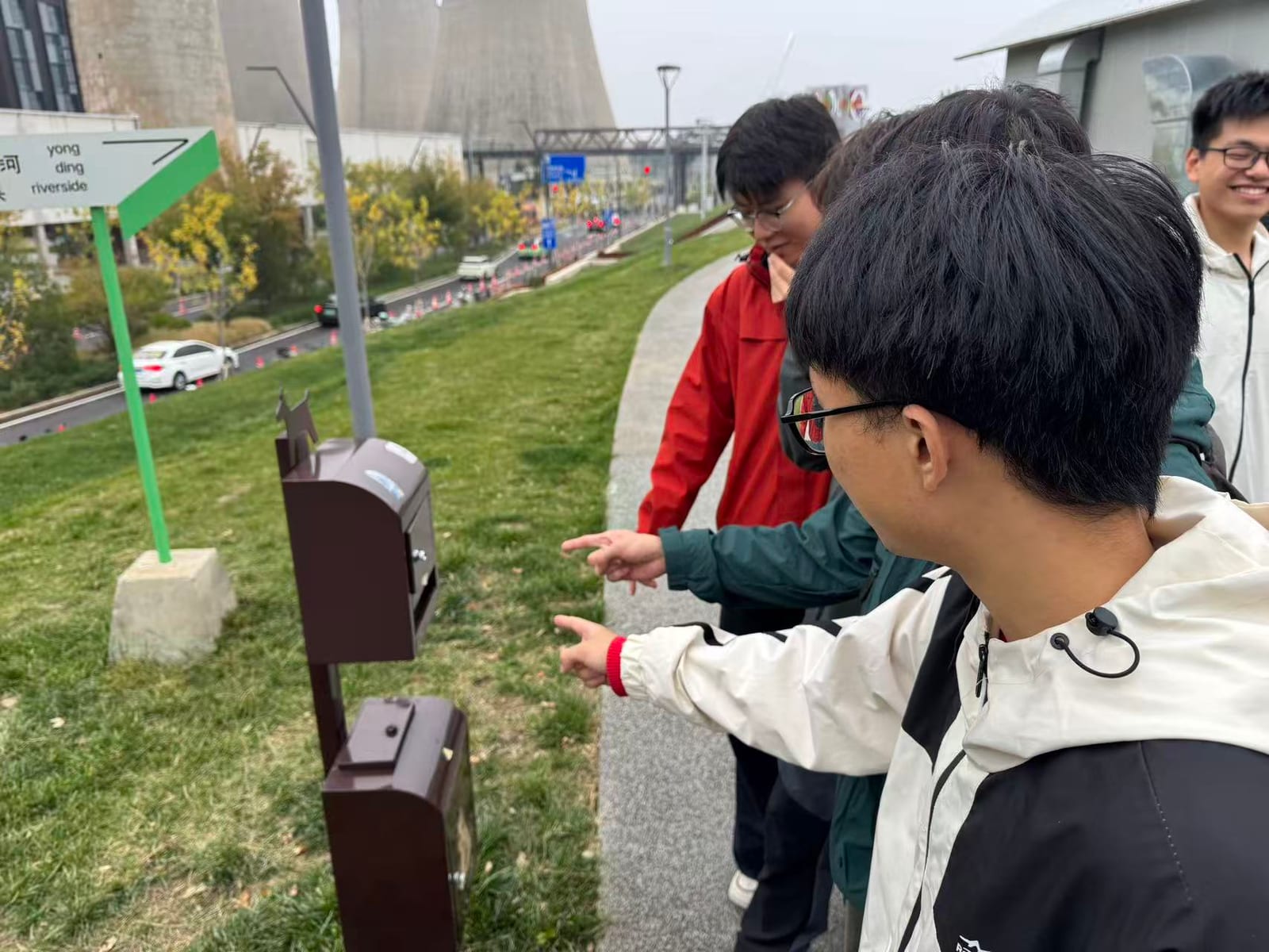 调研小组在首钢园现场观察