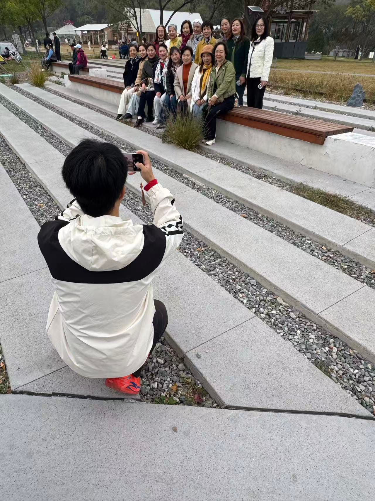 游客在首钢园台阶上合影