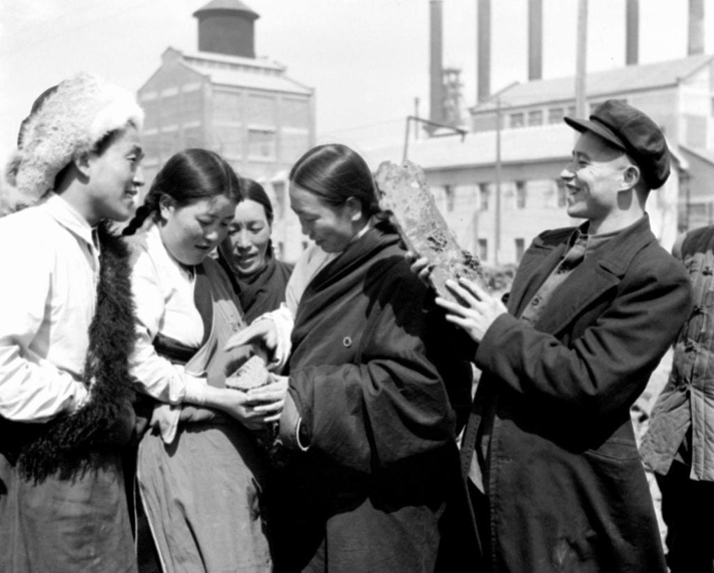 1950 年，参观团在石景山钢铁厂观看铁锭