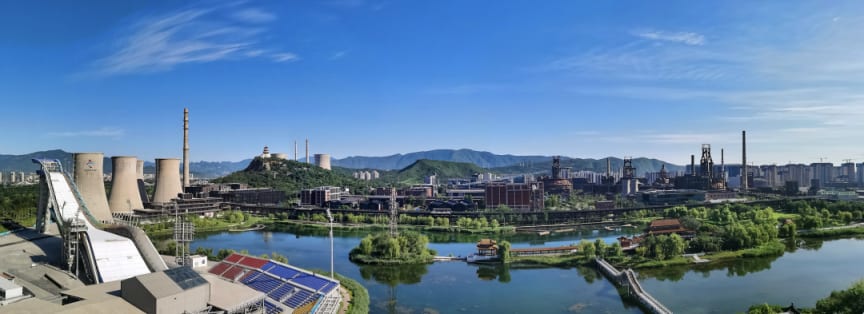 大跳台、冷却塔与群明湖同框